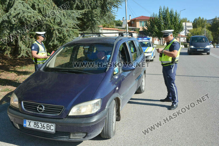Пътни полицаи в акция срещу водачите с телефони и без колани