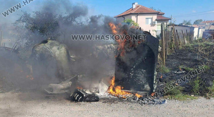 Пожар унищожи 3 контейнера за отпадъци в Конуш