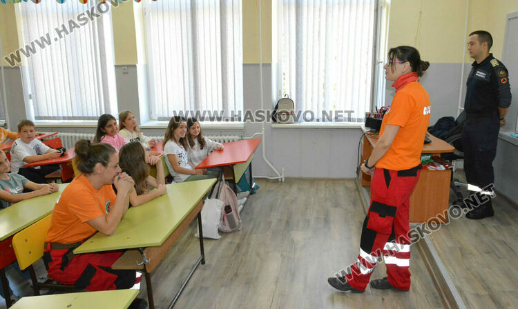 Пожарникари и доброволци показаха на деца как да оцеляват  при бедствия 