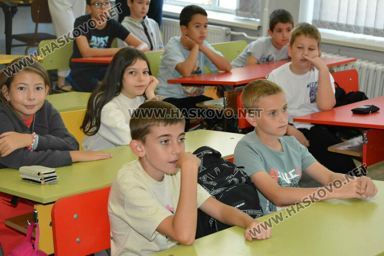 Пожарникари и доброволци показаха на деца как да оцеляват  при бедствия 