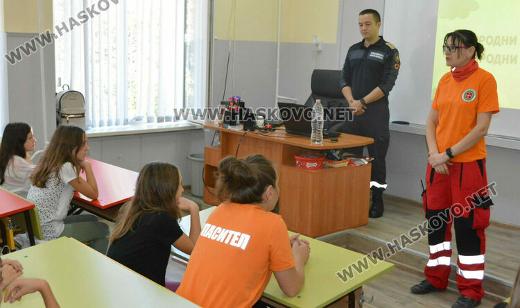 Пожарникари и доброволци показаха на деца как да оцеляват  при бедствия 