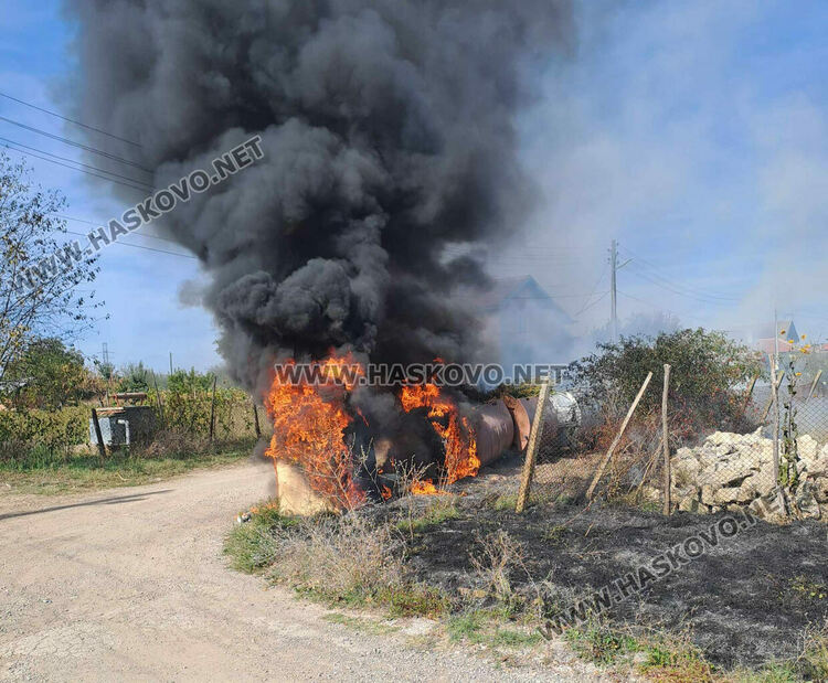 Пожар унищожи 3 контейнера за отпадъци в Конуш