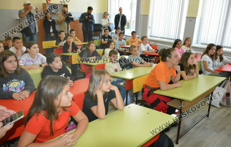 Пожарникари и доброволци показаха на деца как да оцеляват  при бедствия 