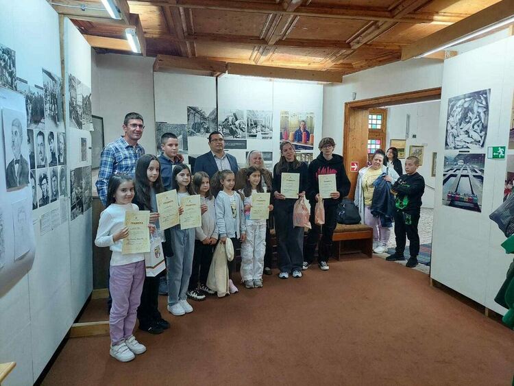 Наградиха участниците в конкурс за графична рисунка, посветен на 112-годишнината от Освобождението на град Девин и региона