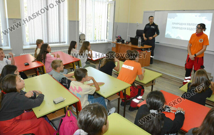 Пожарникари и доброволци показаха на деца как да оцеляват  при бедствия 