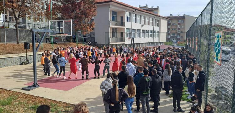 Фолклорен ансамбъл „Родопа“ изнася открити уроци по фолклор в училищата в Смолян