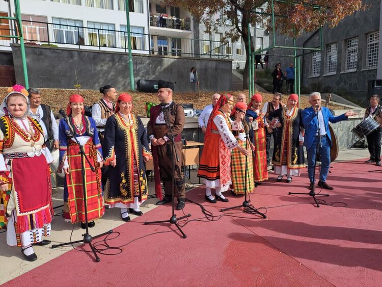 Фолклорен ансамбъл „Родопа“ изнася открити уроци по фолклор в училищата в Смолян