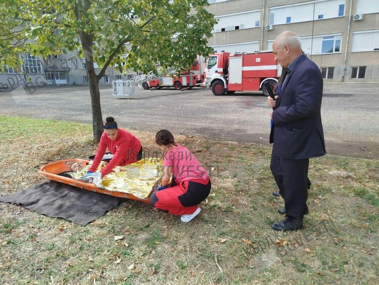 Демонстрация за реагиране при бедствие в училище бе отиграна в Професионалните гимназии по туризъм и по икономика