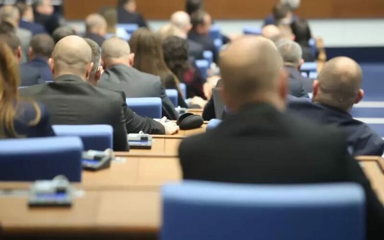 Умните глави в парламента ще се мъчат с почти нерешима задача - как да затворят 12 млрд. лв. дупката в бюджета, без да режат разходи и без да вдигат данъци.