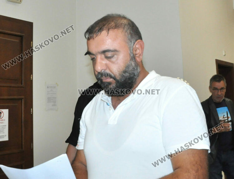 Задържаният с 13 кг кокаин в якето и бельото извил ръката на митничар и опитал да избяга