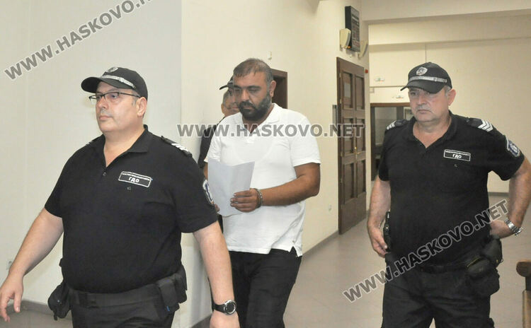 Задържаният с 13 кг кокаин в якето и бельото извил ръката на митничар и опитал да избяга