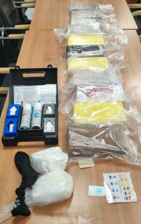 Задържаха шофьор на тир, скрил 13 кг кокаин под яке и в бельо