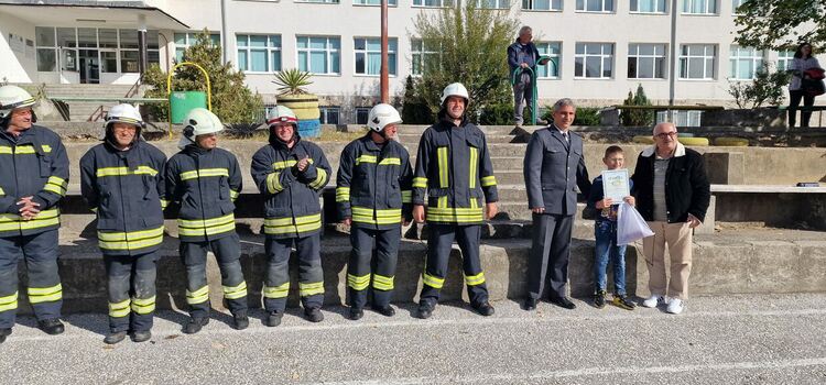 От пожарната наградиха  8-годишен ученик за проявена смелот