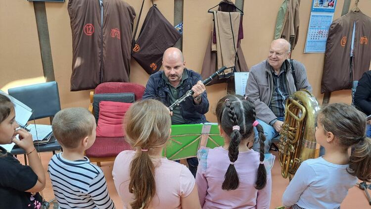 Деца посетиха оркестъра на ансамбъл „Родопа“ и се запознаха с народните и духовите инструменти.