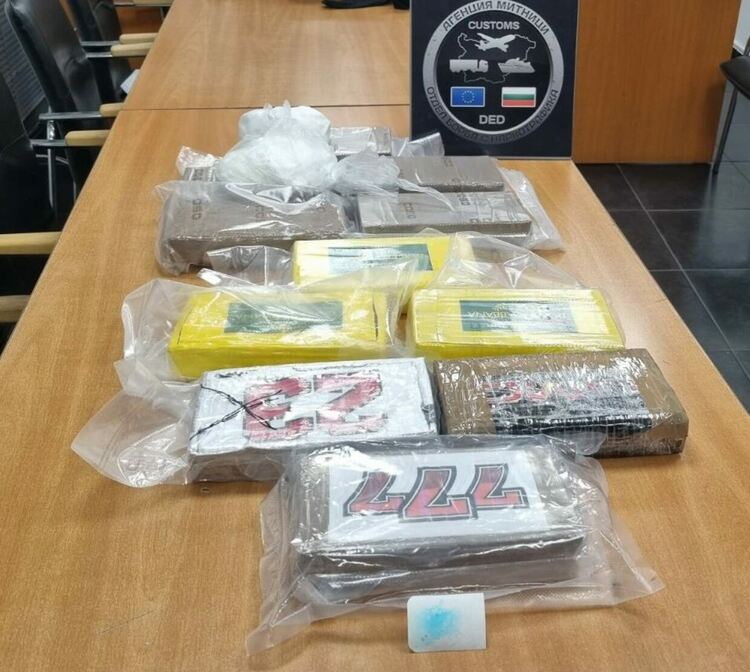 Снимки: Агенция „Митници“