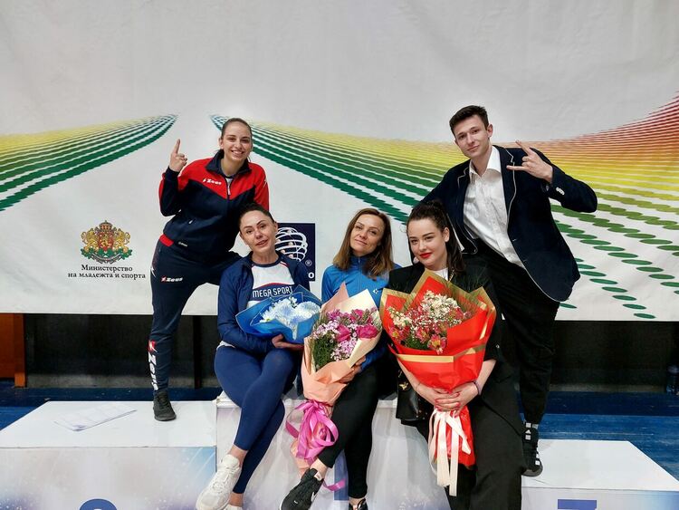 Мартина Маринова заедно с другите треньори на клуб „Мега спорт“ - Стела Чанкова, Дияна Димчева, Ангел Казаков и Станимира Георгиева