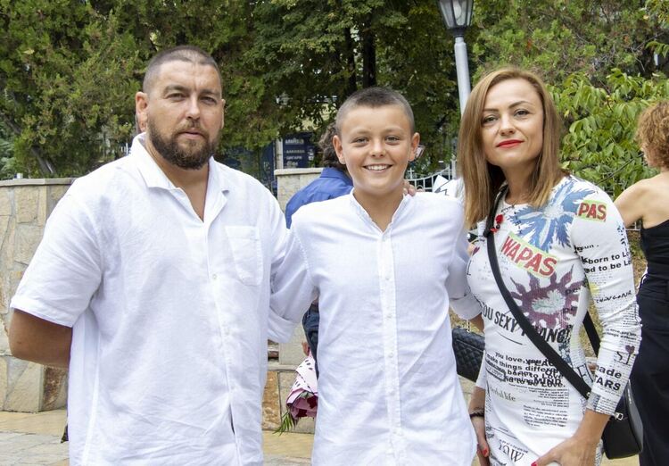 Мартина със своя мъж Петър Багдасаров и синът им Милко