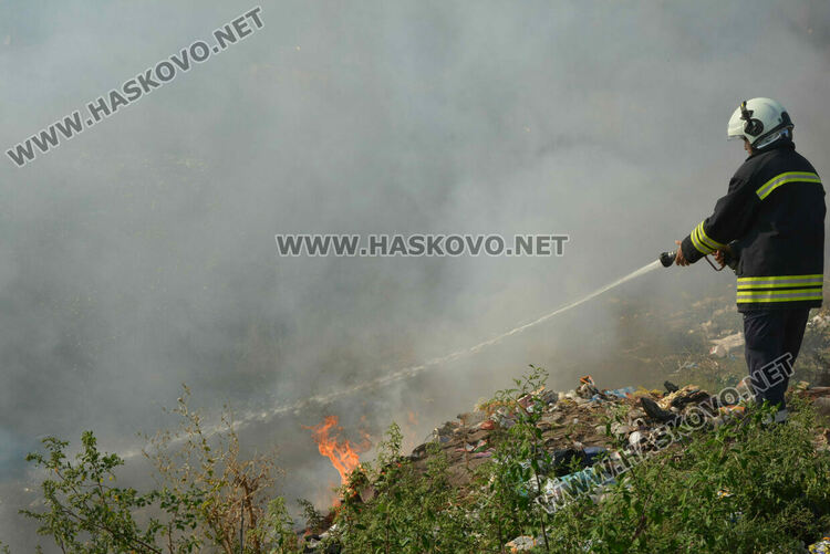  Гори в дерето на кв. „Република“ 