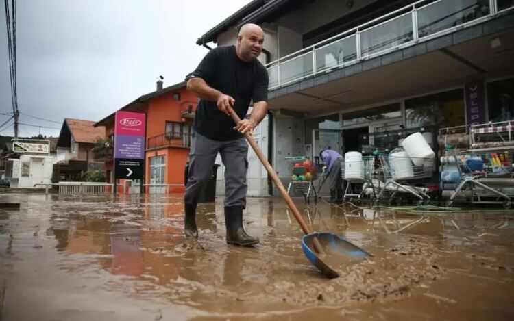 Броят на жертвите на наводненията в Босна стигна 25