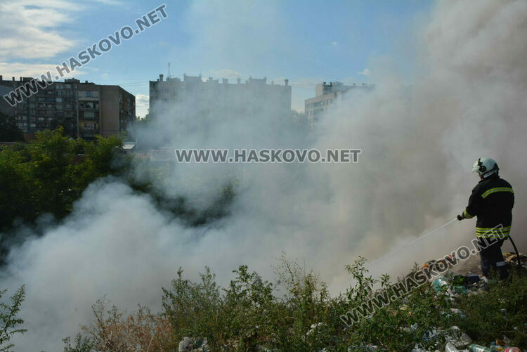  Гори в дерето на кв. „Република“ 