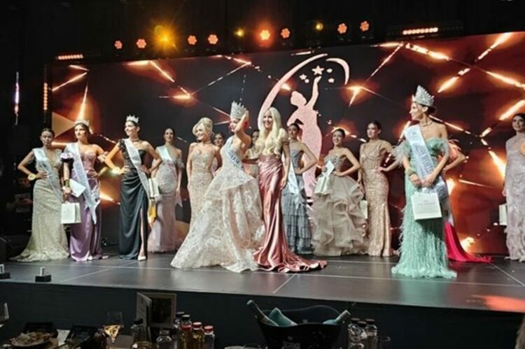 Венета Кръстева (в средата) държи правата на „Мис Свят България“. Снимка: „България Днес“