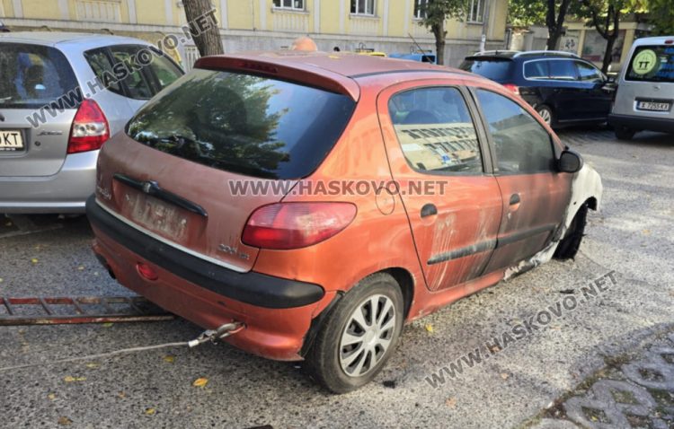 Кола изгоря в центъра на Хасково