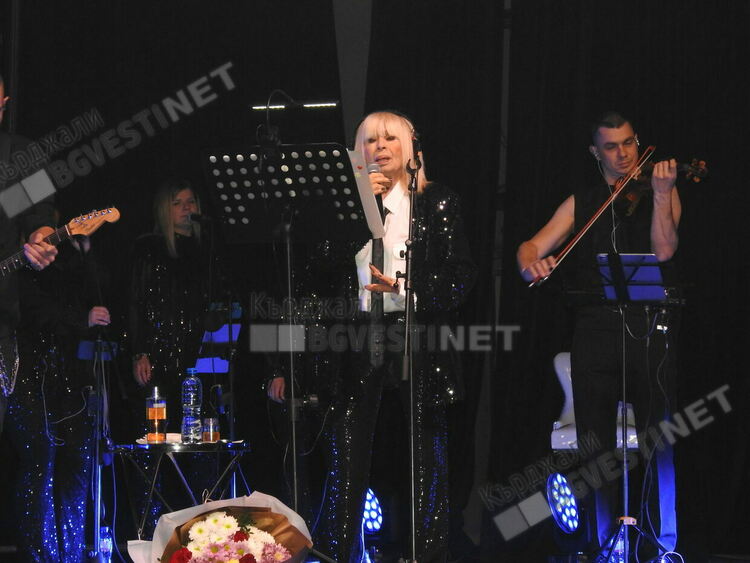 Лили Иванова възпя в Кърджали любовта , публиката я дари с обич