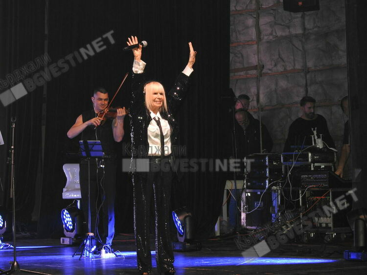 Лили Иванова възпя в Кърджали любовта , публиката я дари с обич