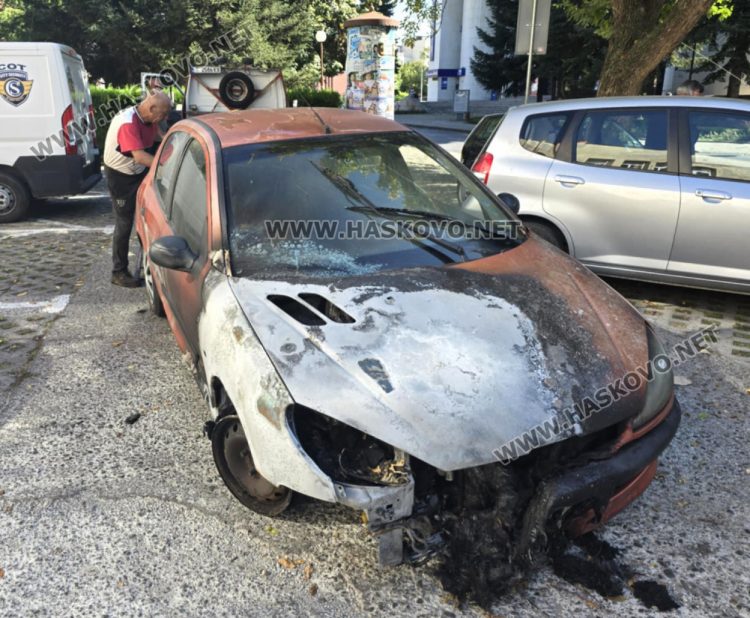 Кола изгоря в центъра на Хасково