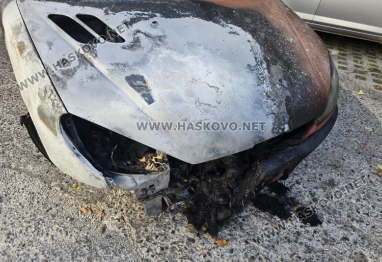 Кола изгоря в центъра на Хасково