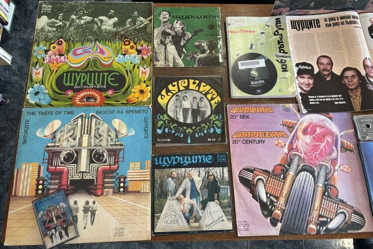 Библиотеката в Хасково посвети витрина в памет на Кирил Маричков