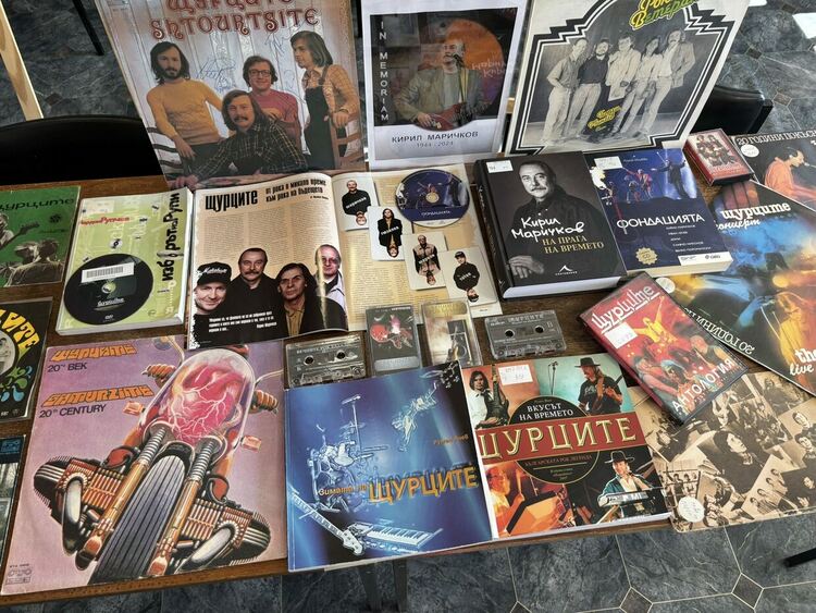 Библиотеката в Хасково посвети витрина в памет на Кирил Маричков