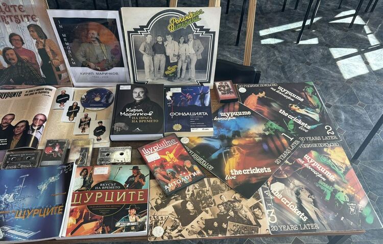 Библиотеката в Хасково посвети витрина в памет на Кирил Маричков