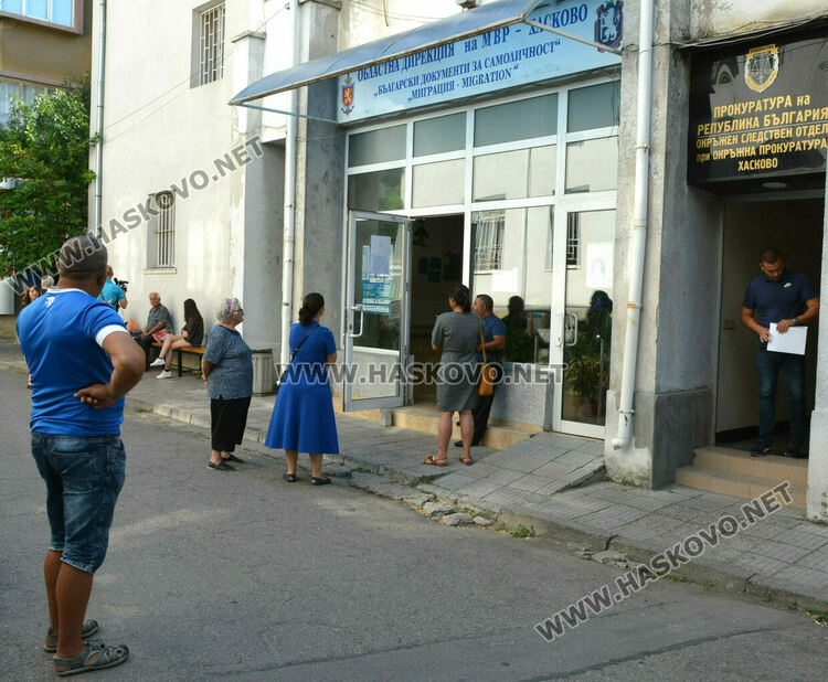 Паспортна служба ще работи през почивните дни заради изборите в Студена