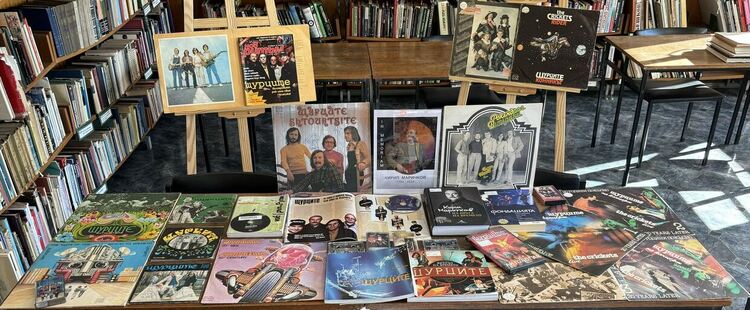 Библиотеката в Хасково посвети витрина в памет на Кирил Маричков