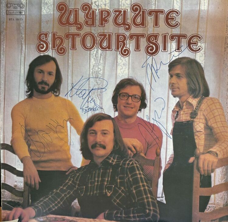 Библиотеката в Хасково посвети витрина в памет на Кирил Маричков