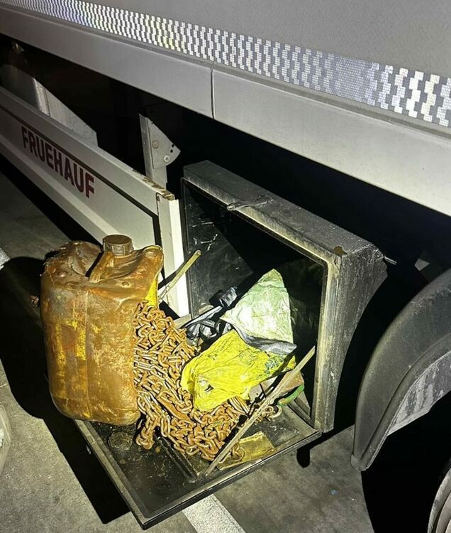 Откриха валута за близо 300 000 лева в тир и в сутиена и чантата на пътнички в бус