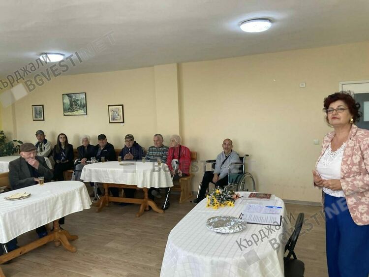 Вълнуваща среща на поетесата Христина Въчева в Дома за стари хора в Кърджали