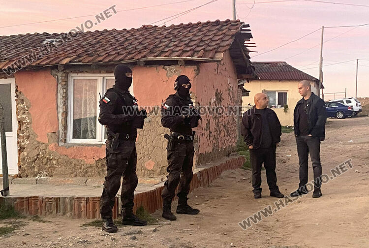 Петима от Хасково и Любимец са задържани за купуване на гласове, наркотици и ментета