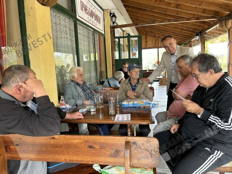 Сабахатин Гьокче от ПП-ДБ се срещна със жители на седемте общини в Кърджалийска област,виждат в него единствена надежда