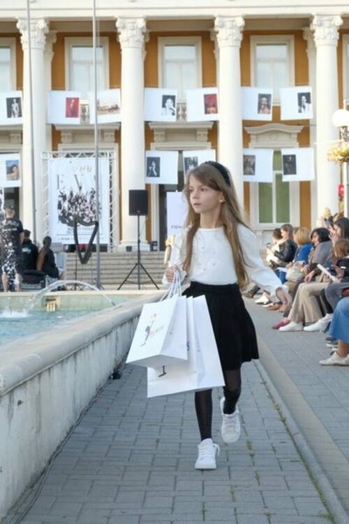 Третото издание на „Модна еуфория“ превърна площада пред Двореца на културата в истинска сцена на стил и блясък