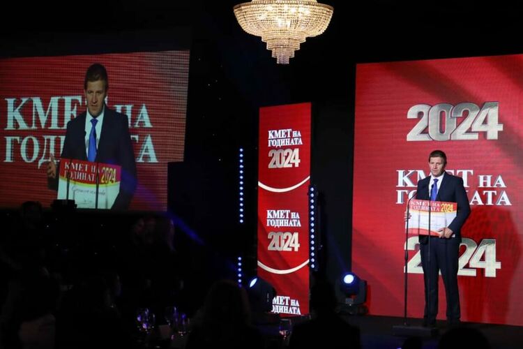 Станислав Дечев с отличието „Кмет на годината“ в категориите „Спорт и младежки дейности“ и „Социална политика“ 