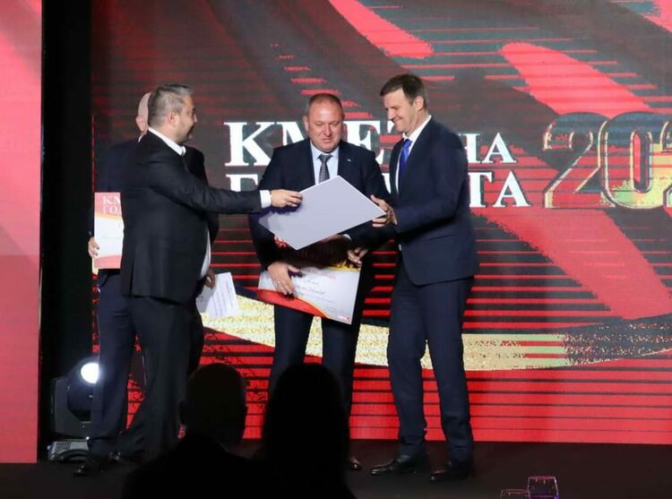 Станислав Дечев с отличието „Кмет на годината“ в категориите „Спорт и младежки дейности“ и „Социална политика“ 