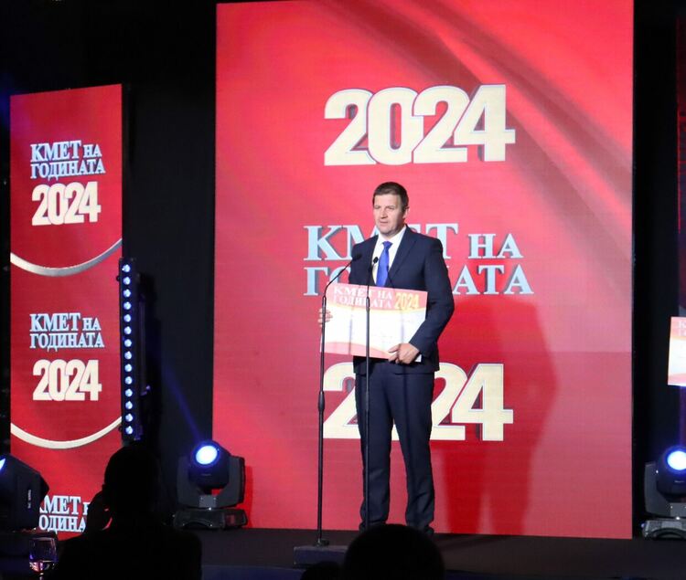 Станислав Дечев с отличието „Кмет на годината“ в категориите „Спорт и младежки дейности“ и „Социална политика“ 