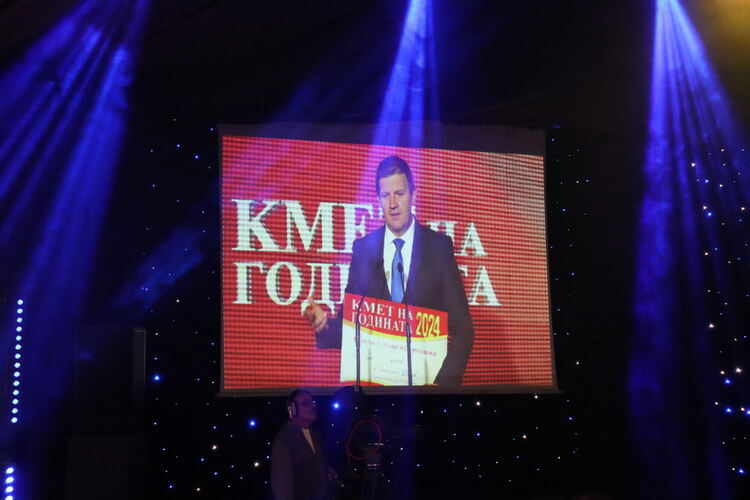 Станислав Дечев с отличието „Кмет на годината“ в категориите „Спорт и младежки дейности“ и „Социална политика“ 