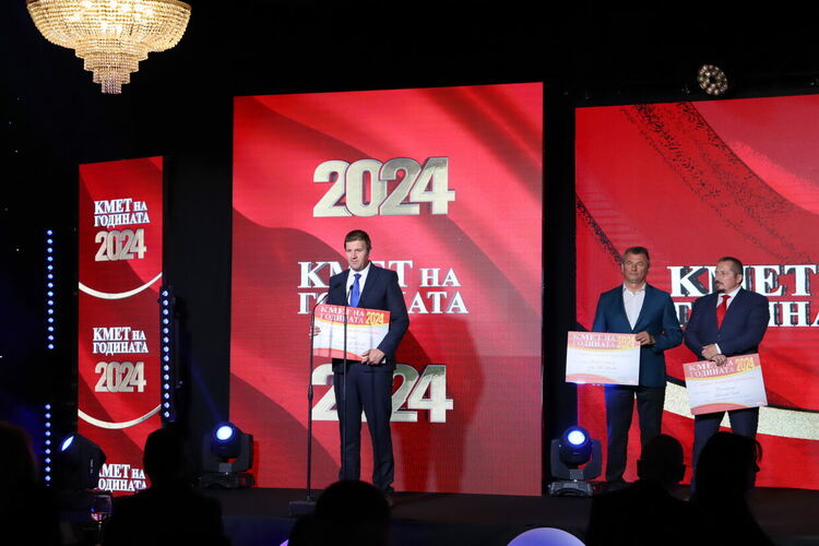 Станислав Дечев с отличието „Кмет на годината“ в категориите „Спорт и младежки дейности“ и „Социална политика“ 