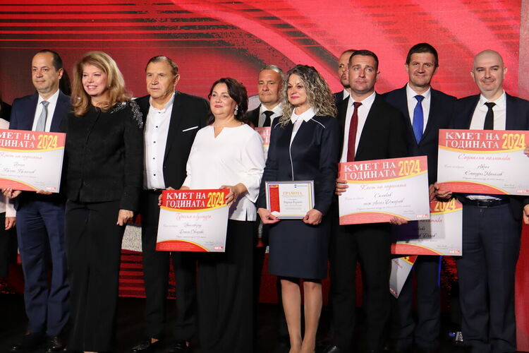Станислав Дечев с отличието „Кмет на годината“ в категориите „Спорт и младежки дейности“ и „Социална политика“ 