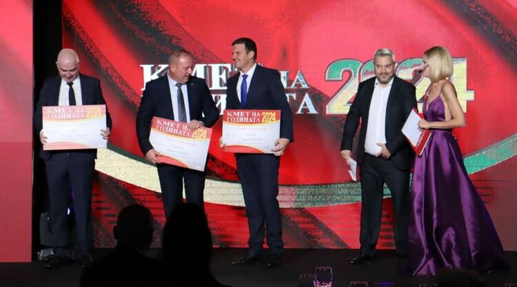 Станислав Дечев с отличието „Кмет на годината“ в категориите „Спорт и младежки дейности“ и „Социална политика“ 
