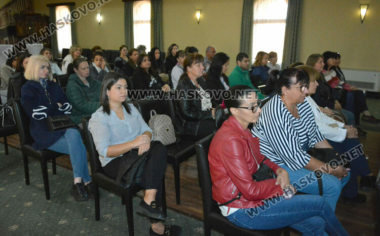 Поставиха безплатни силанти на 4600 деца от Хасковско, кампанията продължава