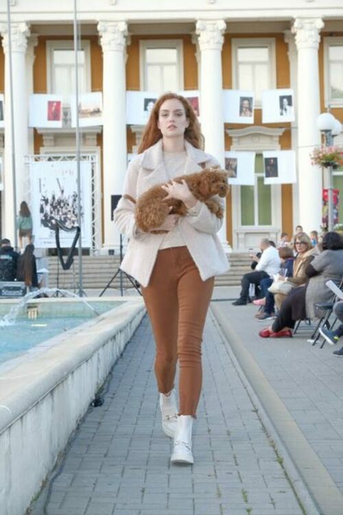 Третото издание на „Модна еуфория“ превърна площада пред Двореца на културата в истинска сцена на стил и блясък